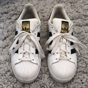 Adidas superstars!!